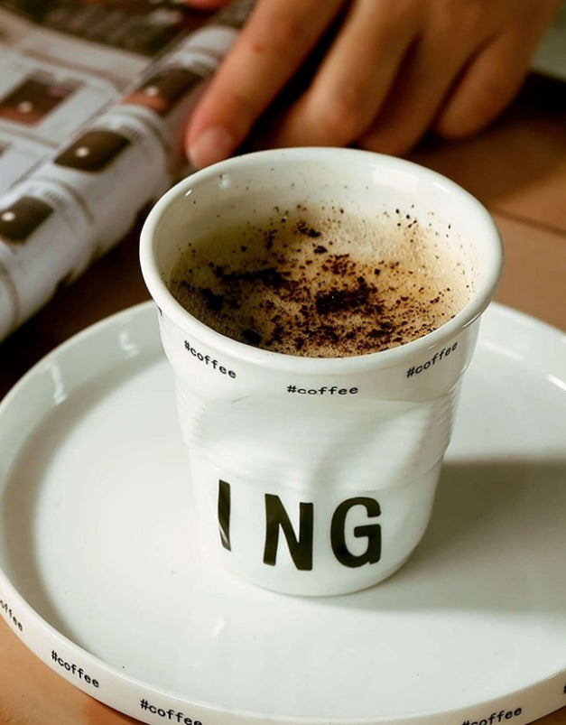 Taza de Café de Cerámica Plegada - Estilo Asimétrico y Elegante