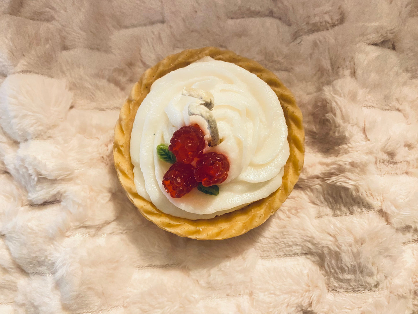 Bougie mini Tartelette à la Framboise |Bougie Pâtisserie | Raspberry Pie Candle | Bougie Gourmande | Bougie Leurre | Bougie décorative