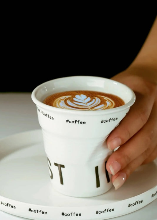 Tasse à Café en Céramique Plissée - Style Asymétrique et Élégant