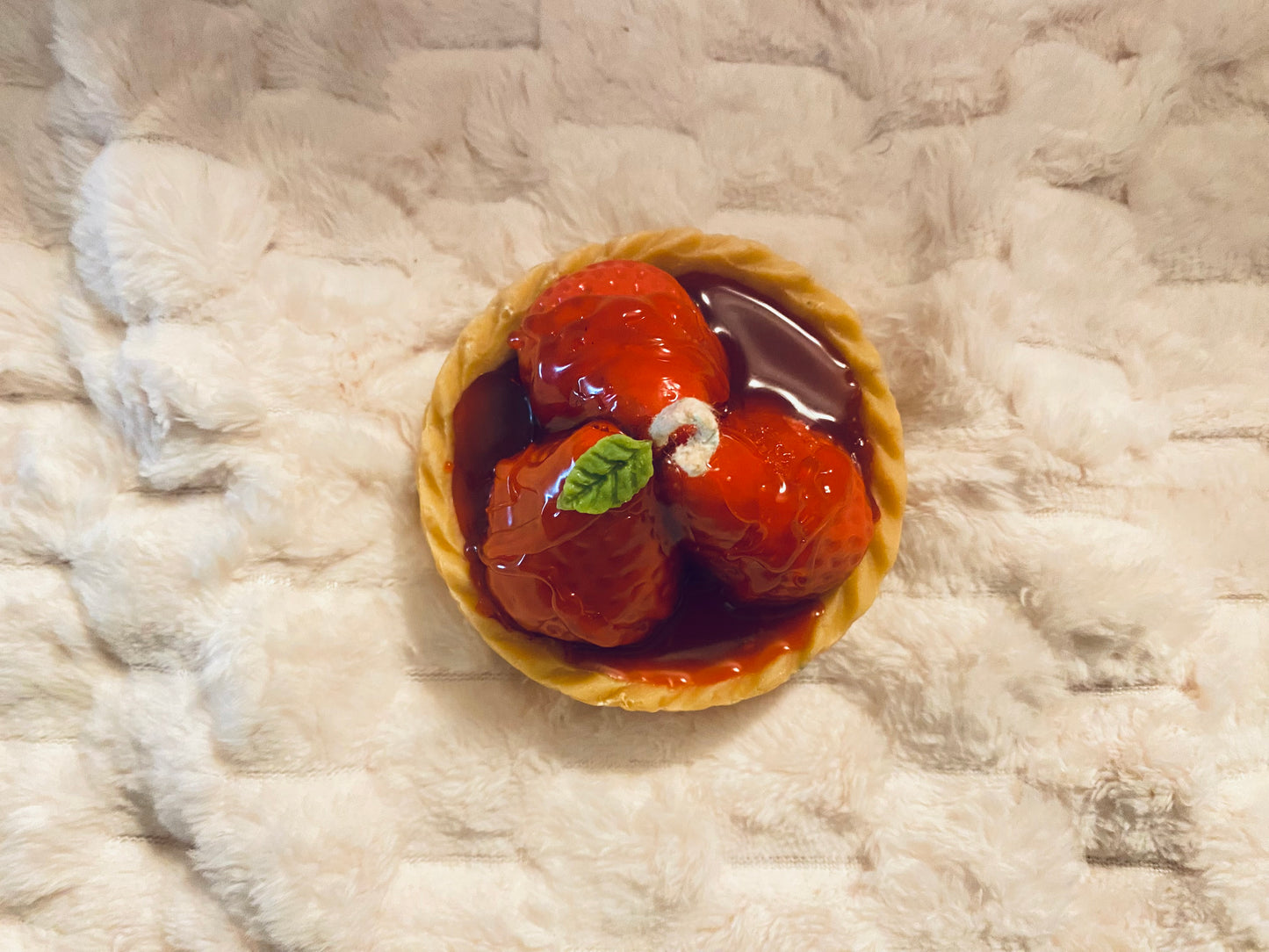 Bougie mini Tartelette à la fraise |Bougie Pâtisserie | Strawberry Pie Candle | Bougie Gourmande | Bougie Leurre | Bougie décorative